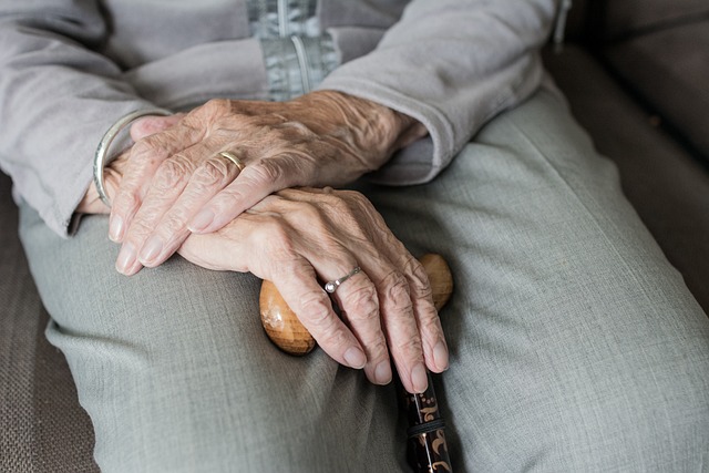 Ile wynosi zasiłek opiekuńczy na starszą osobę 2023?