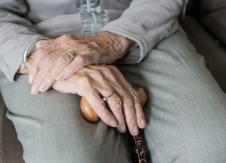 Komu przysługuje zasiłek za opiekę nad osobą starszą?